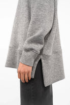 Graues Oberteil aus softem Feinstrick mit Bündchen und seitlichen Schlitzen im Relaxed Fit