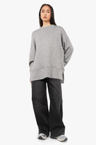 graues Oberteil aus softem Feinstrick mit Relaxed Fit und überschnittenen Schultern