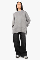 PATI.K Oberteil grauer Feinstrickpullover mit Rundhalsausschnitt und Relaxed Fit