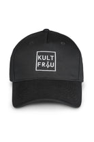 Eine schwarze Cap, frontal fotografiert. Auf der Vorderseite befindet sich ein großes, weiß gesticktes Logo in Form eines quadratischen Rahmens mit dem Brandnamen "KULTFRAU" in Großbuchstaben. Der Schirm der Cap ist gebogen und zeigt klare, parallel verlaufende Steppnähte. Das klassische Sechs-Panel-Design mit sichtbaren Nähten und Belüftungslöchern sorgt für ein schlichtes, modernes Aussehen.