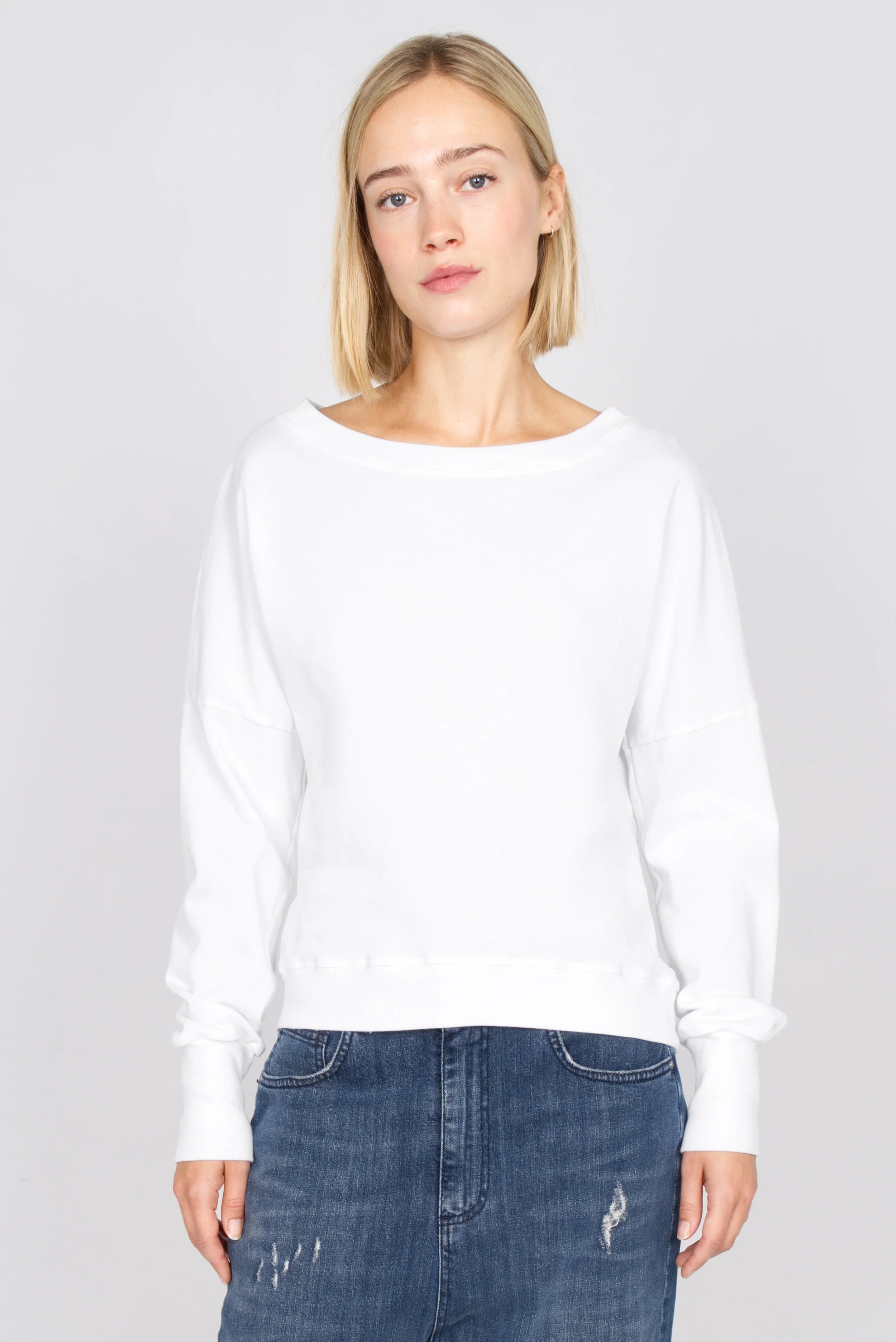 Weißes RIISA Longsleeve aus weichem Baumwolljersey mit U-Boot Ausschnitt, überschnittenen Schultern und extrabreiten Rippbündchen, Regular Fit, hinten länger geschnitten