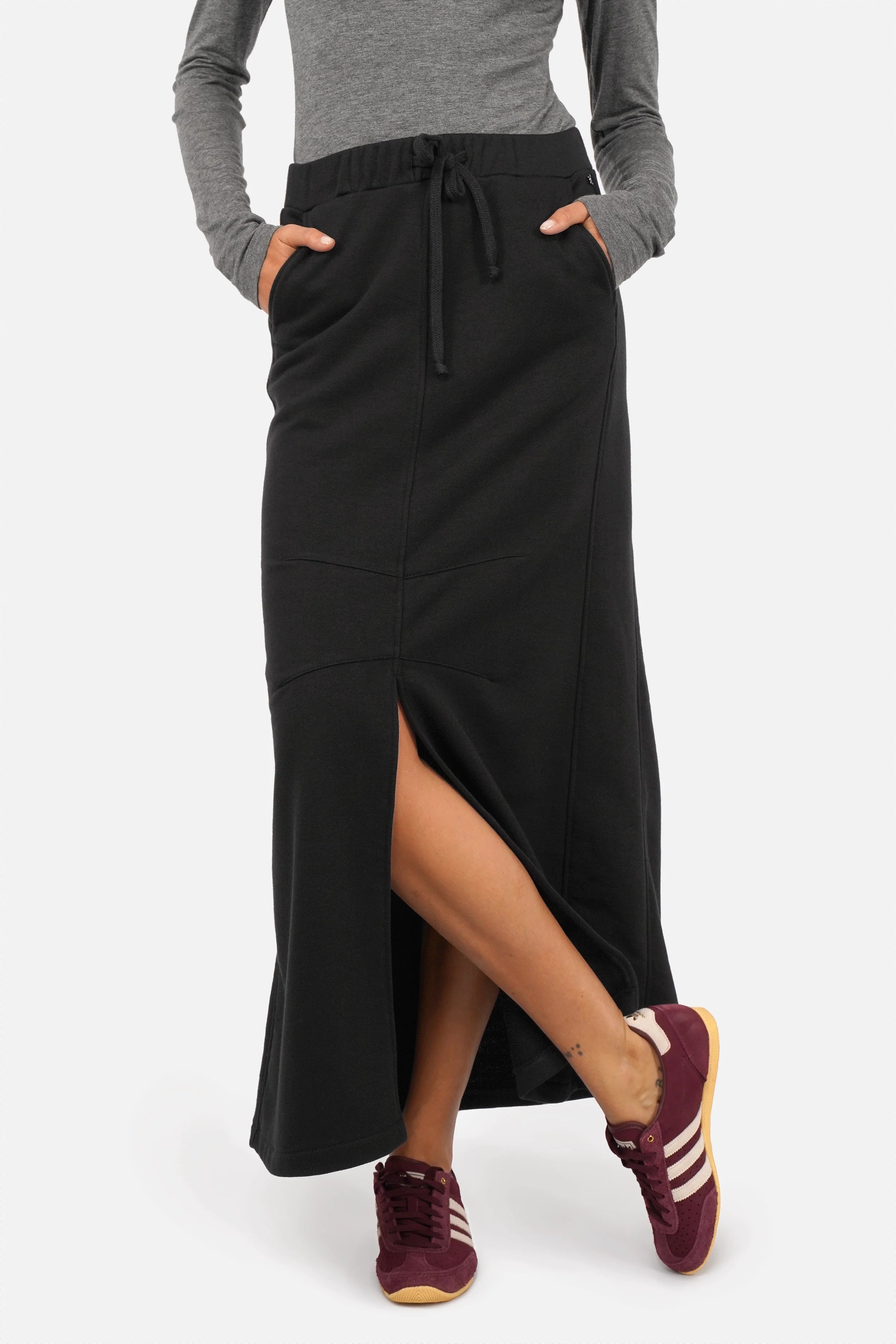 Damen Sweatrock aus kompaktem Sweatstoff mit aufgerauter Innenseite und Gummibund mit Kordelzug, seitlichen Eingriffstaschen und Schlitz vorne in Maxi Länge