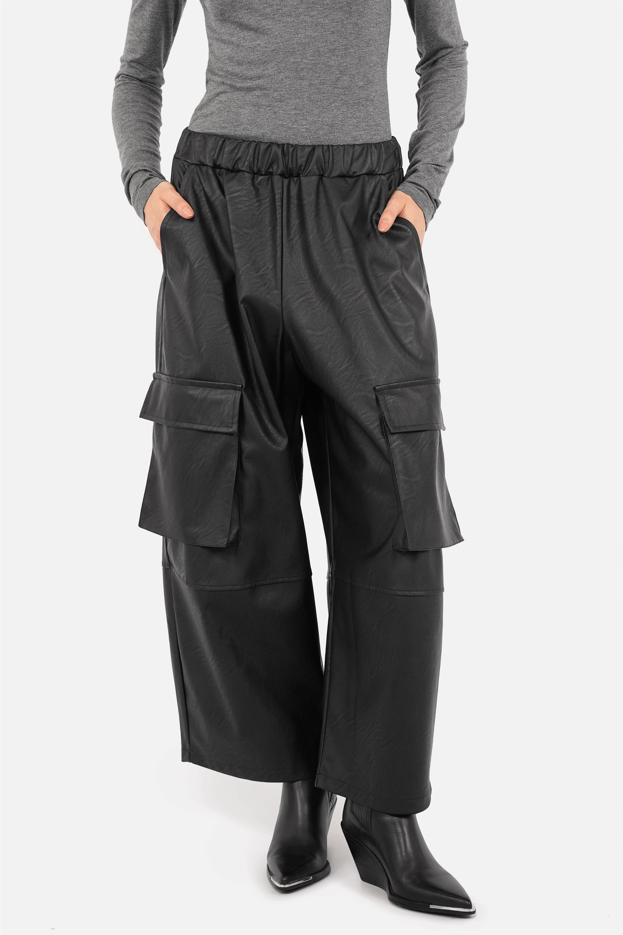 RORI cargobroek in lederlook met barrel leg