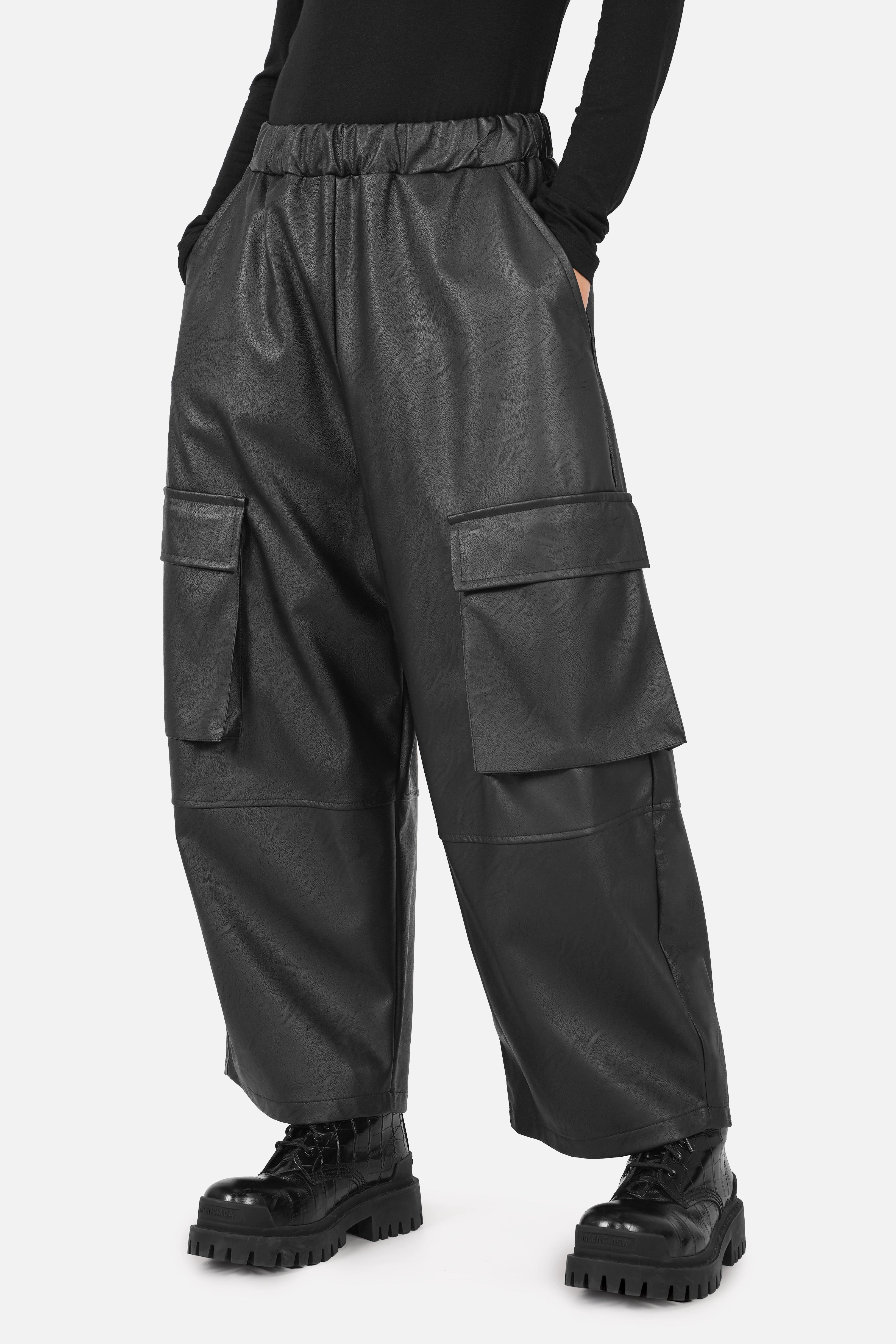 RORI cargobroek in lederlook met barrel leg