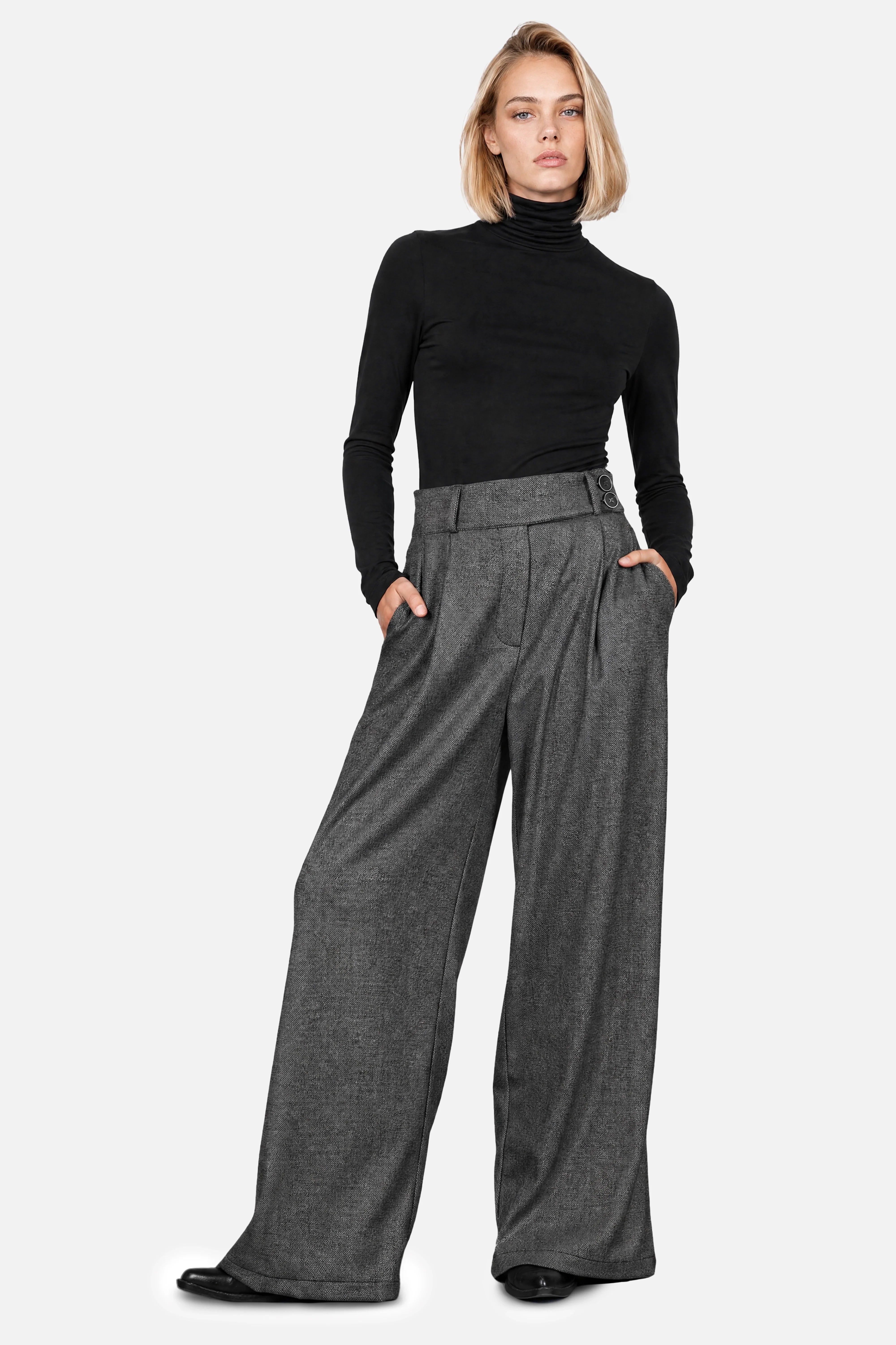Damen trägt RYONI High Waist Marlenehose mit Fischgratmuster und weitem Bein