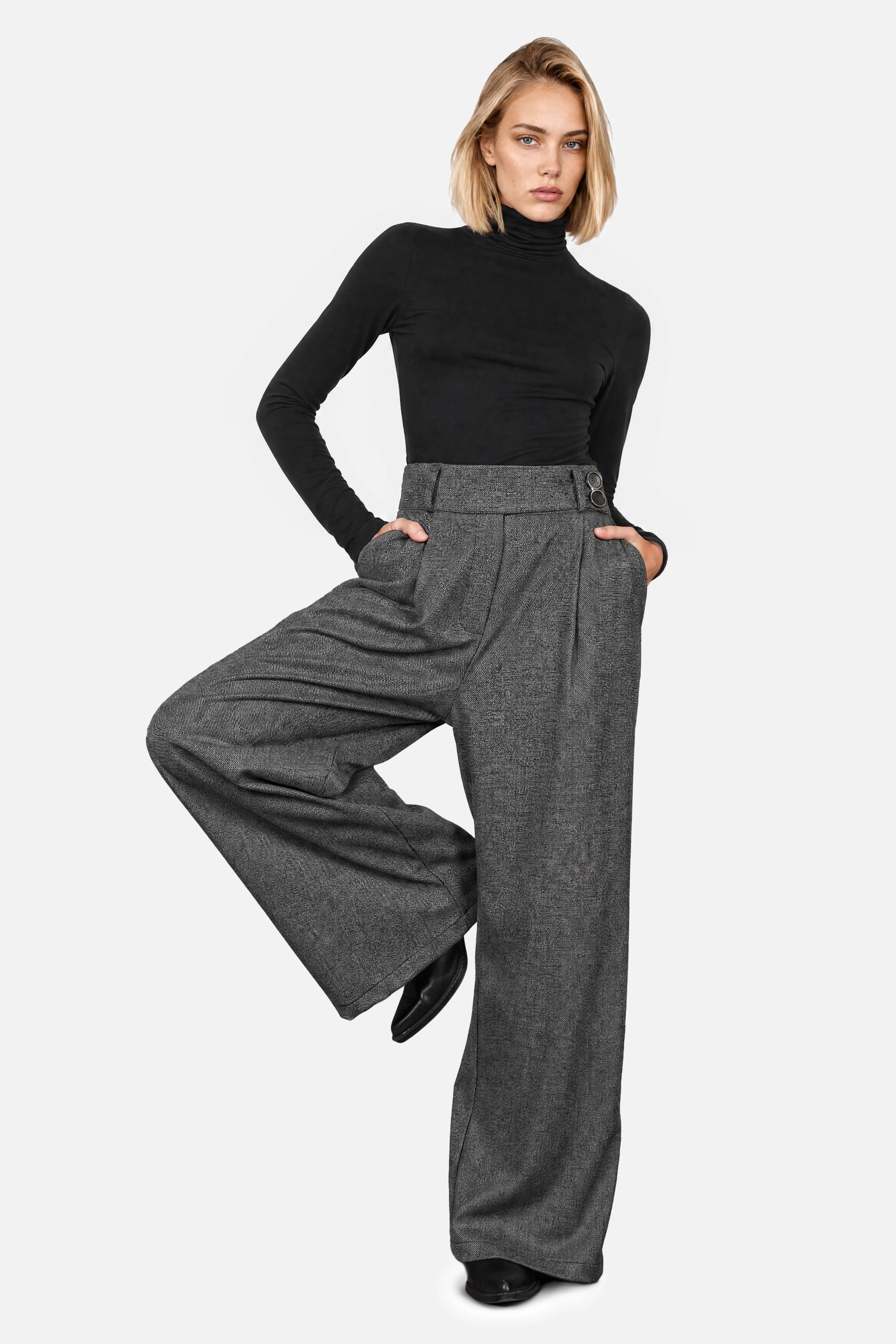 Frau trägt RYONI High Waist Marlenehose mit weitem Bein und Fischgratmuster
