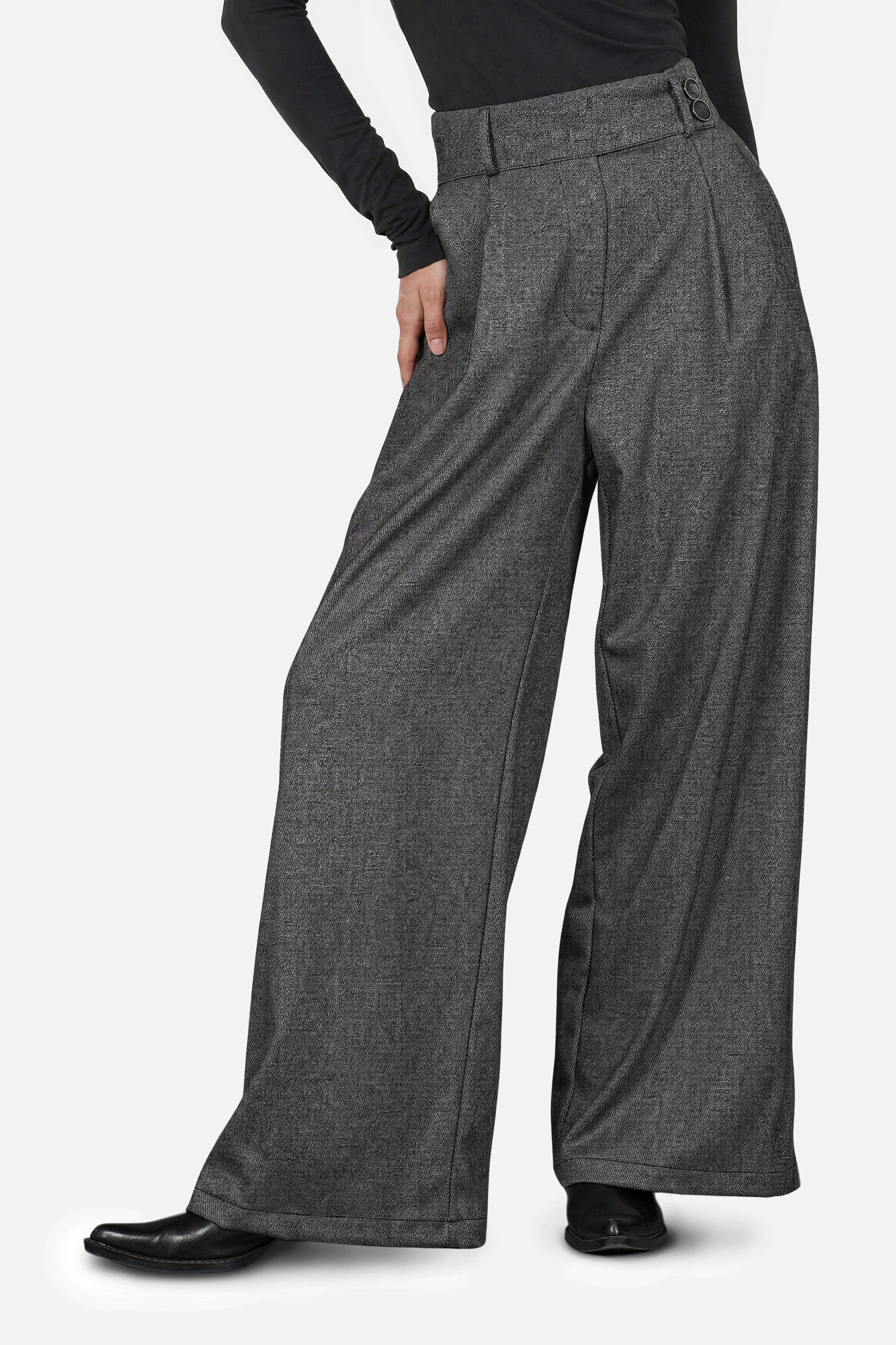 Damen trägt RYONI High Waist Marlenehose mit Fischgratmuster und weitem Bein