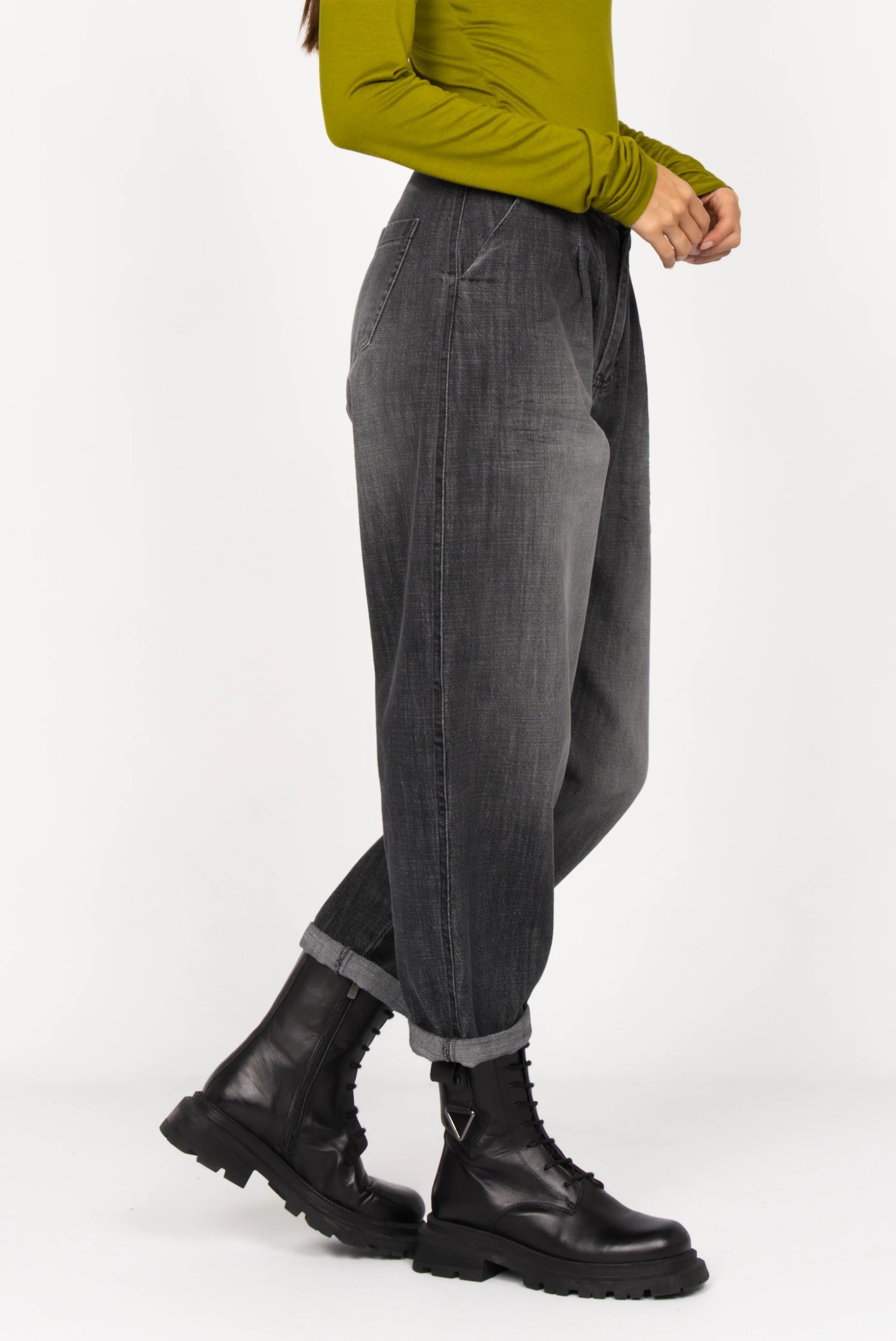 SAIKA Relaxed Tapered Hose in denim-look soft cotton with gradient wash and relaxed fit