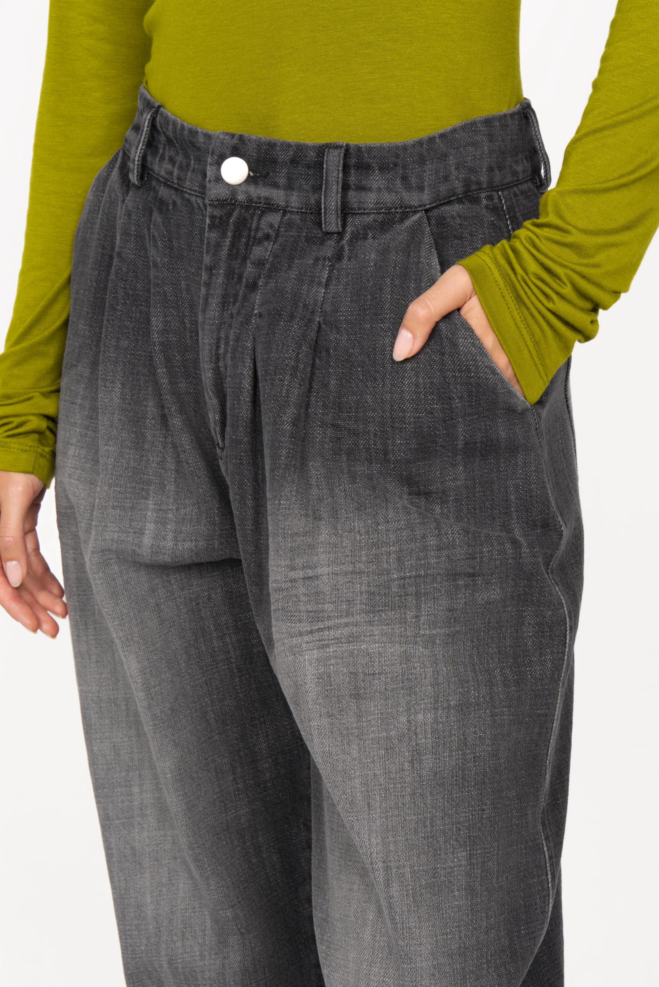 SAIKA Relaxed Tapered Hose in denim-look with gradient wash and relaxed fit
