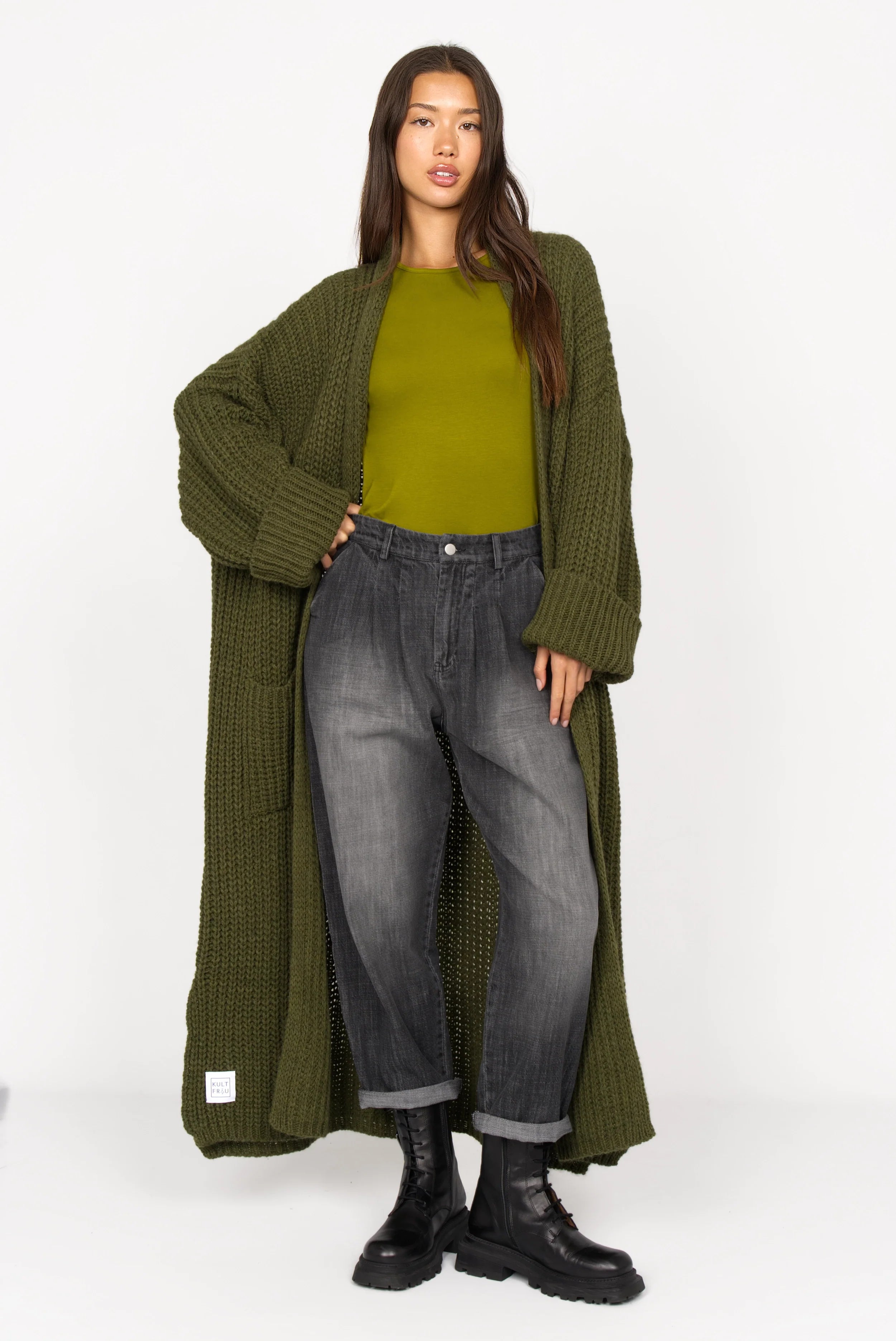 SAIKA Relaxed Tapered Hose in denim look with gradient wash and relaxed fit, styled with green knit cardigan and boots.