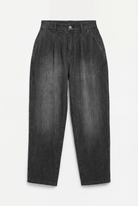 SAIKA Relaxed Tapered Hose aus strukturierter Baumwolle in washed black mit Whisker-Falten und lockerem Schnitt