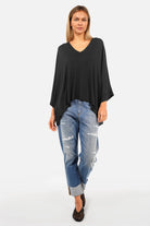 Boyfriend-Jeans mit Umschlag, mittlere Bundhöhe, destroyed Details, rauer Saum, mittelblaue Waschung, locker sitzend, 5-Pocket-Stil, leicht zulaufendes Bein