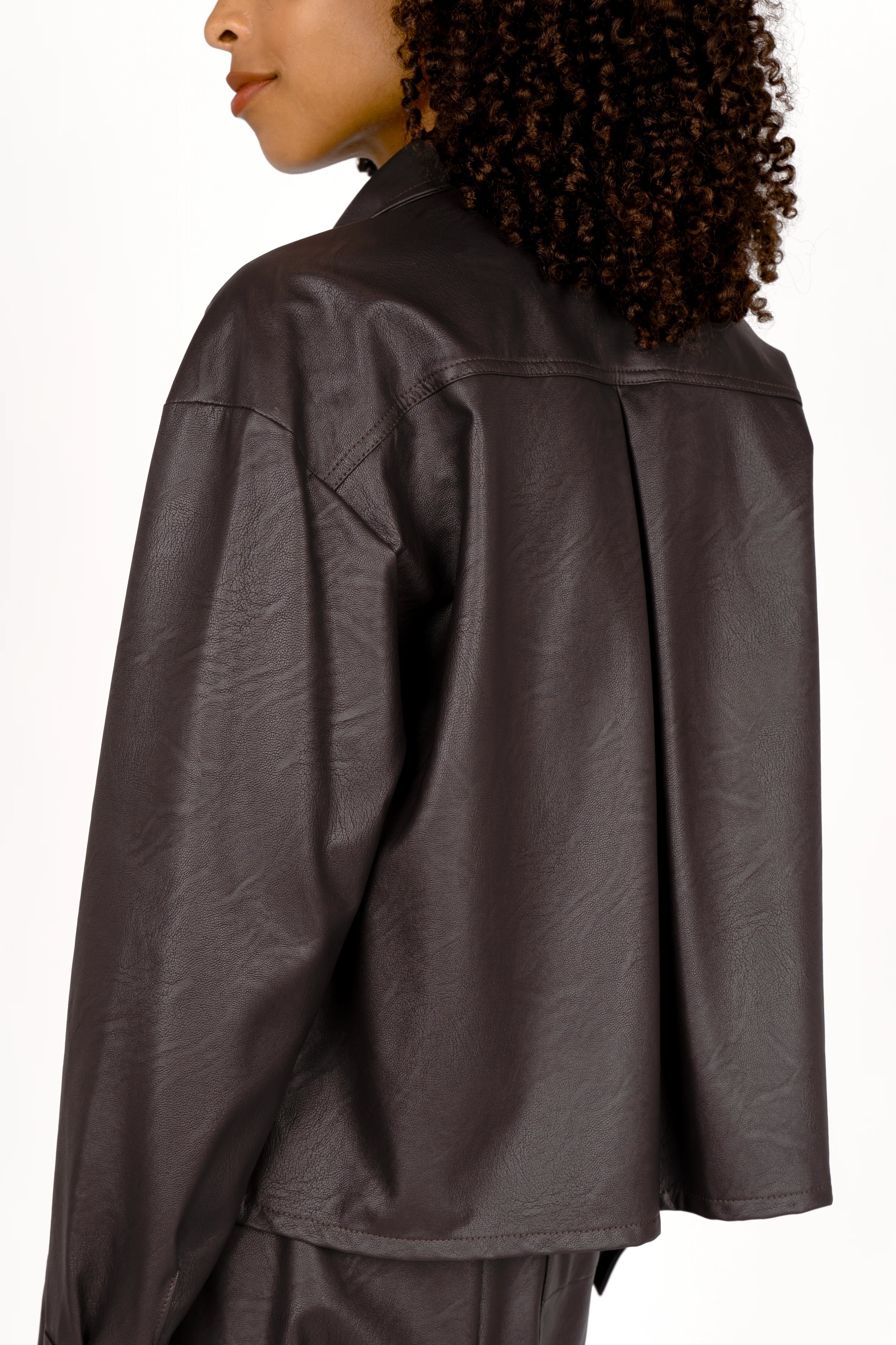Cropped Hemdjacke aus supersoftem Eco-Leder with Kent collar and oversized chest pockets shown from back.
