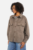 STELLY Overshirt-Jacke oversized twill jacket with chest and side pockets, soft texture, cuff with button, rounded hem, worn by model 1.75m size S