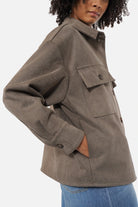 STELLY Overshirt-Jacke oversized twill jacket with chest and side pockets, soft texture, cuff buttons, and rounded hem