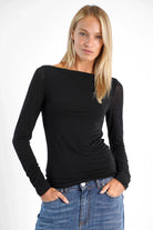 SUJIN Longsleeve in black cashmere blend with U-boat neckline and ruched sleeves, slim fit design.