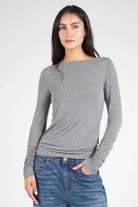 SUJIN Longsleeve in gray cashmere blend with boat neckline and ruched sleeves, slim fit design