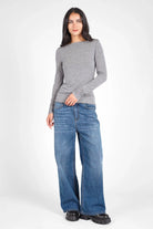SUJIN Longsleeve in soft cashmere blend with U-boat neckline and ruched sleeves, slim fit in grey.