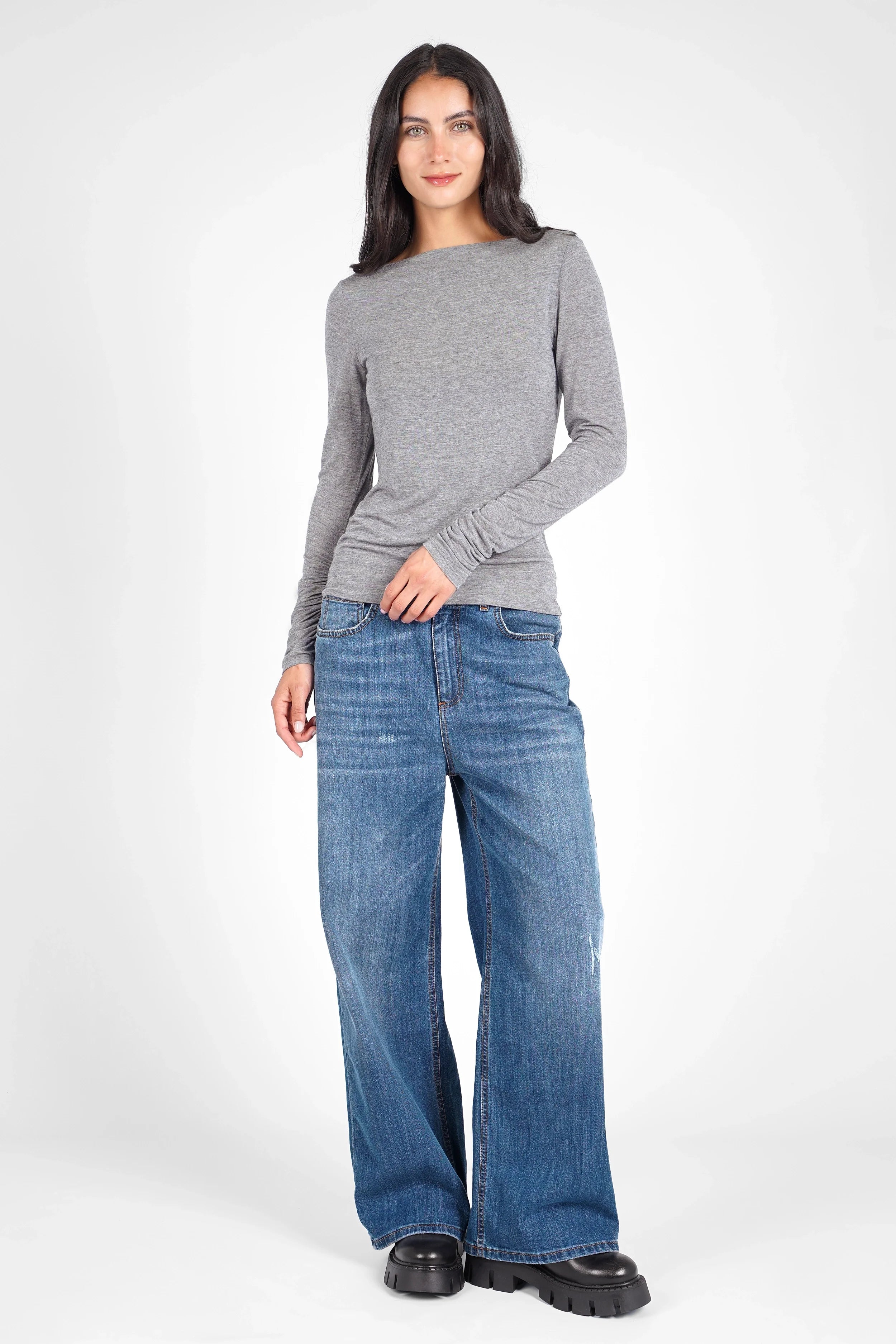 SUJIN Longsleeve in soft cashmere blend with U-boat neckline and ruched sleeves, slim fit in grey.