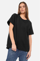 SURI.K Kurzarm Sweatshirt leichter Sweatstoff oversized Fit Rundhalsausschnitt Logo-Stickerei