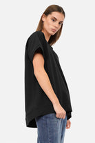 SURI.K Kurzarm Sweatshirt leichter Sweatstoff Oversized Fit Rundhalsausschnitt Ton in Ton Logo-Stickerei