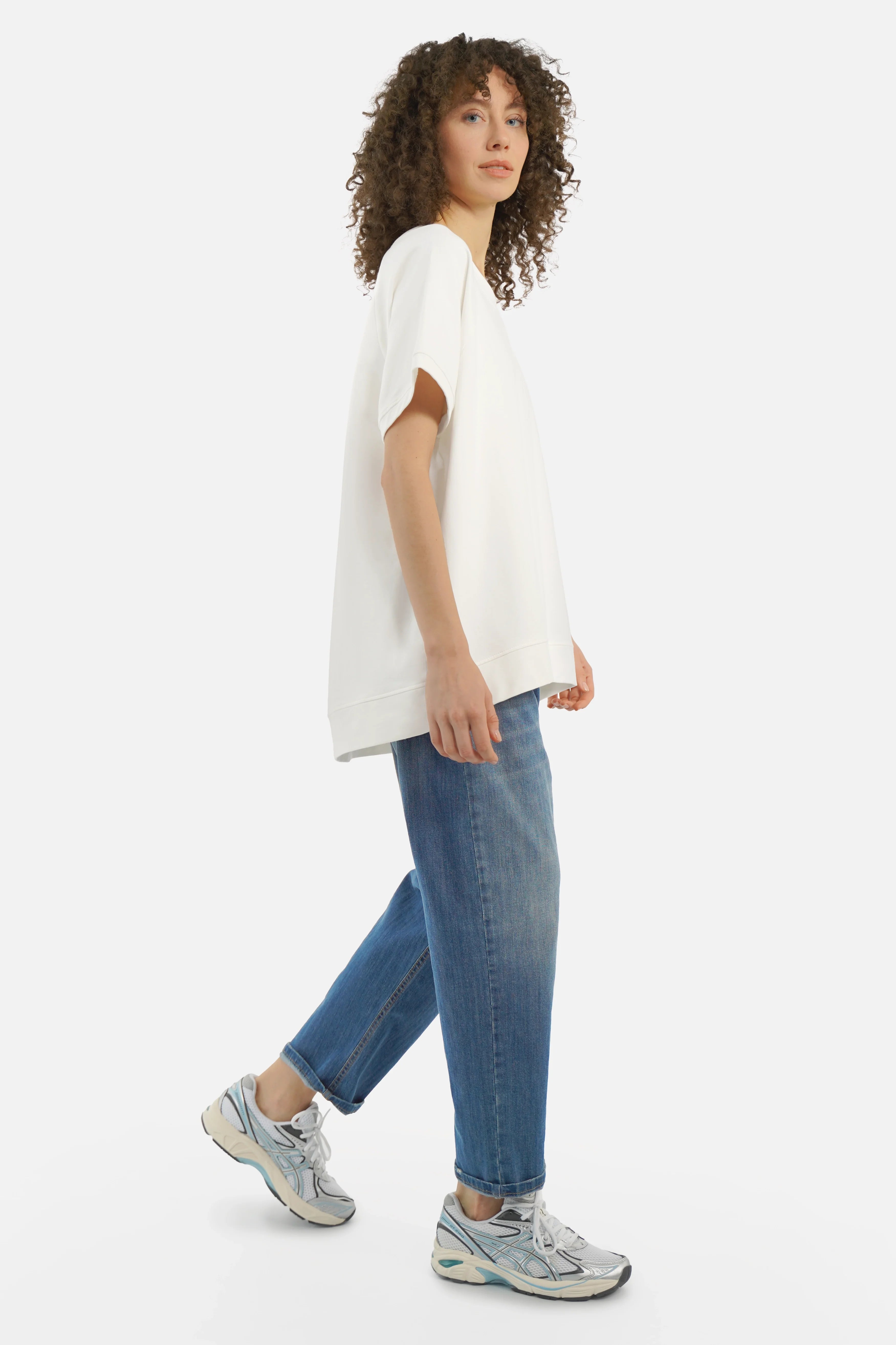 SURI.K Kurzarm Sweatshirt leichter Sweatstoff Rundhalsausschnitt Oversized Fit Ton in Ton Logo-Stickerei