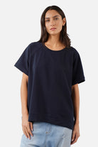 SURI.K Kurzarm Sweatshirt aus leichtem Sweatstoff mit Rundhalsausschnitt und Ton-in-Ton Logo-Stickerei in Oversized Fit