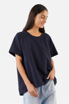 SURI.K Kurzarm Sweatshirt aus leichtem Sweatstoff mit Rundhalsausschnitt und tonaler Logo-Stickerei in oversized Fit