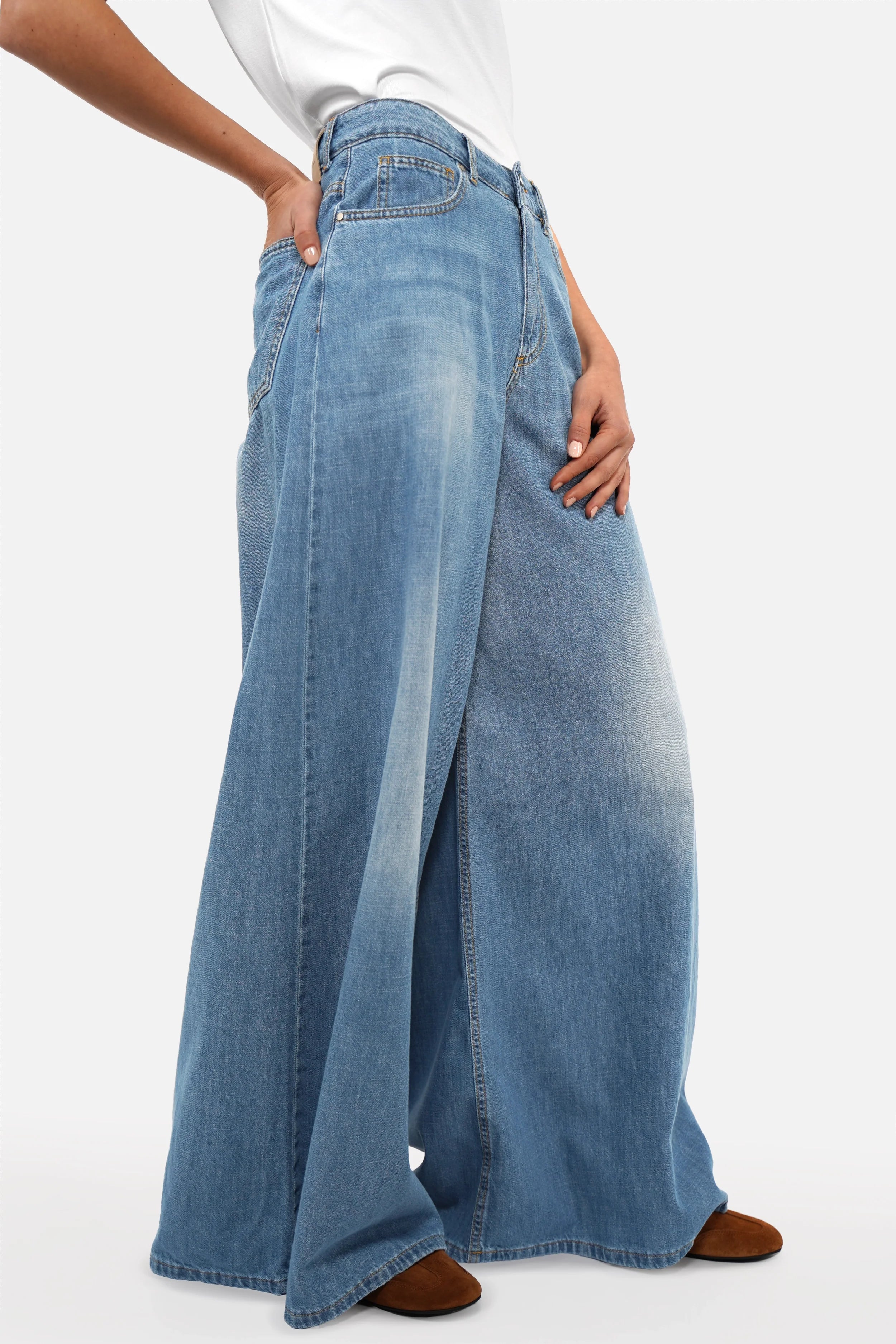 SYLA Wide Jeans light denim faded mid-blue with tobacco contrast stitching and wide leg design