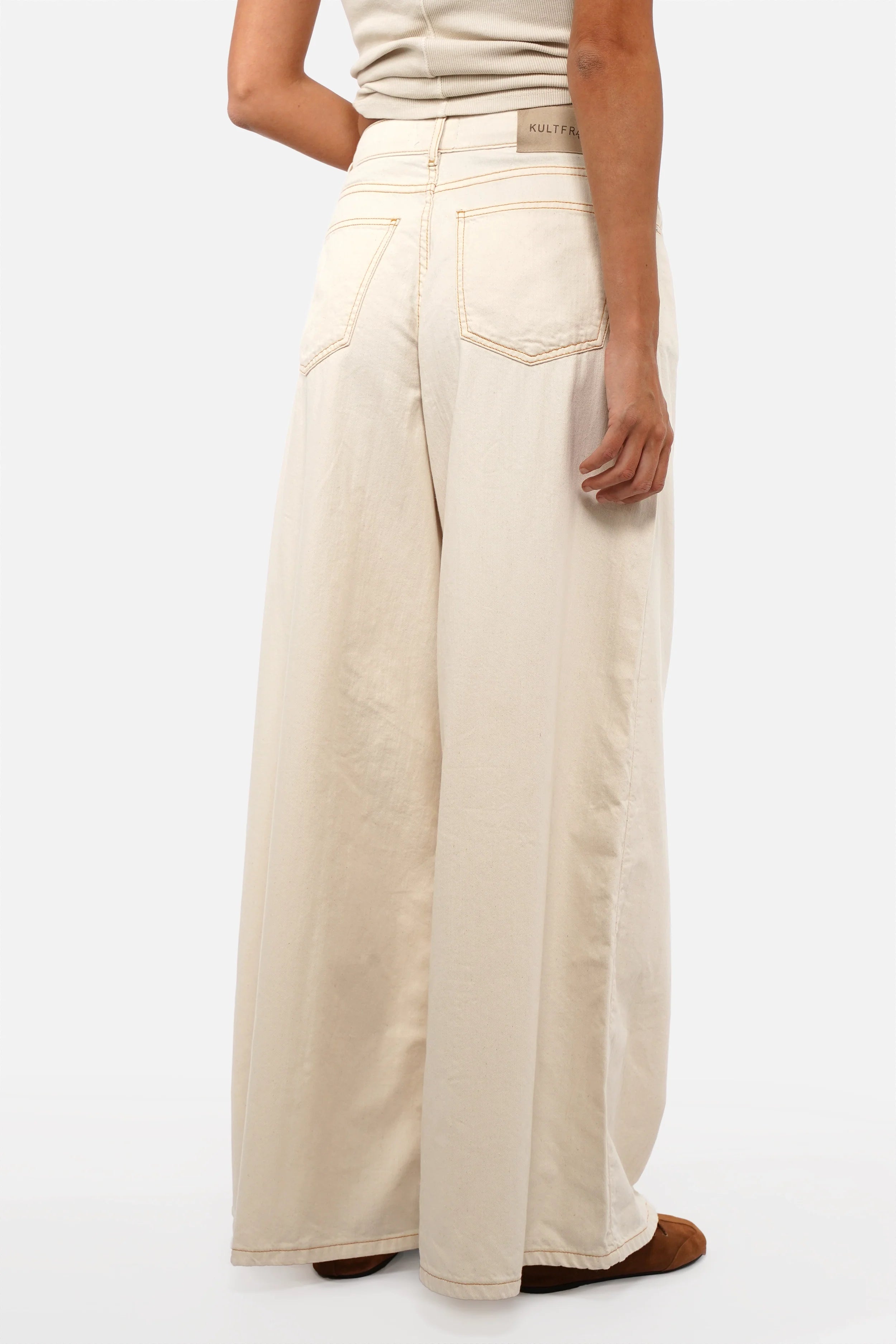 SYLA Wide Jeans natural cotton denim with tobacco contrast stitching and high waist design