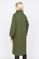 Back view of a woman wearing an olive green SYNNI Kleid viscose-jersey dress with a relaxed fit, loose standing collar, and long sleeves with cuffs.