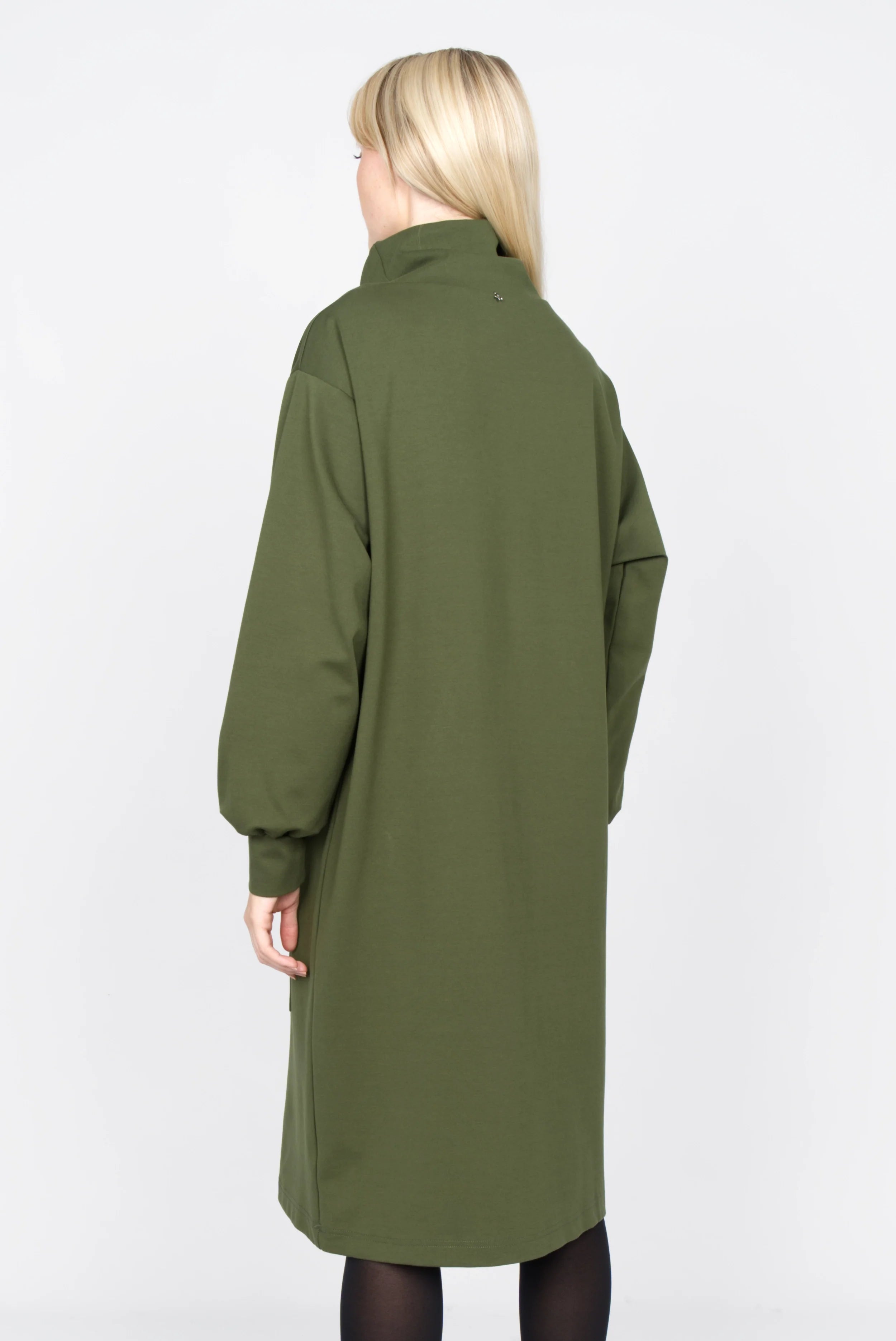 Back view of a woman wearing an olive green SYNNI Kleid viscose-jersey dress with a relaxed fit, loose standing collar, and long sleeves with cuffs.