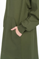 SYNNI Kleid in olive green viscose jersey with kangaroo pocket and cuffed sleeves