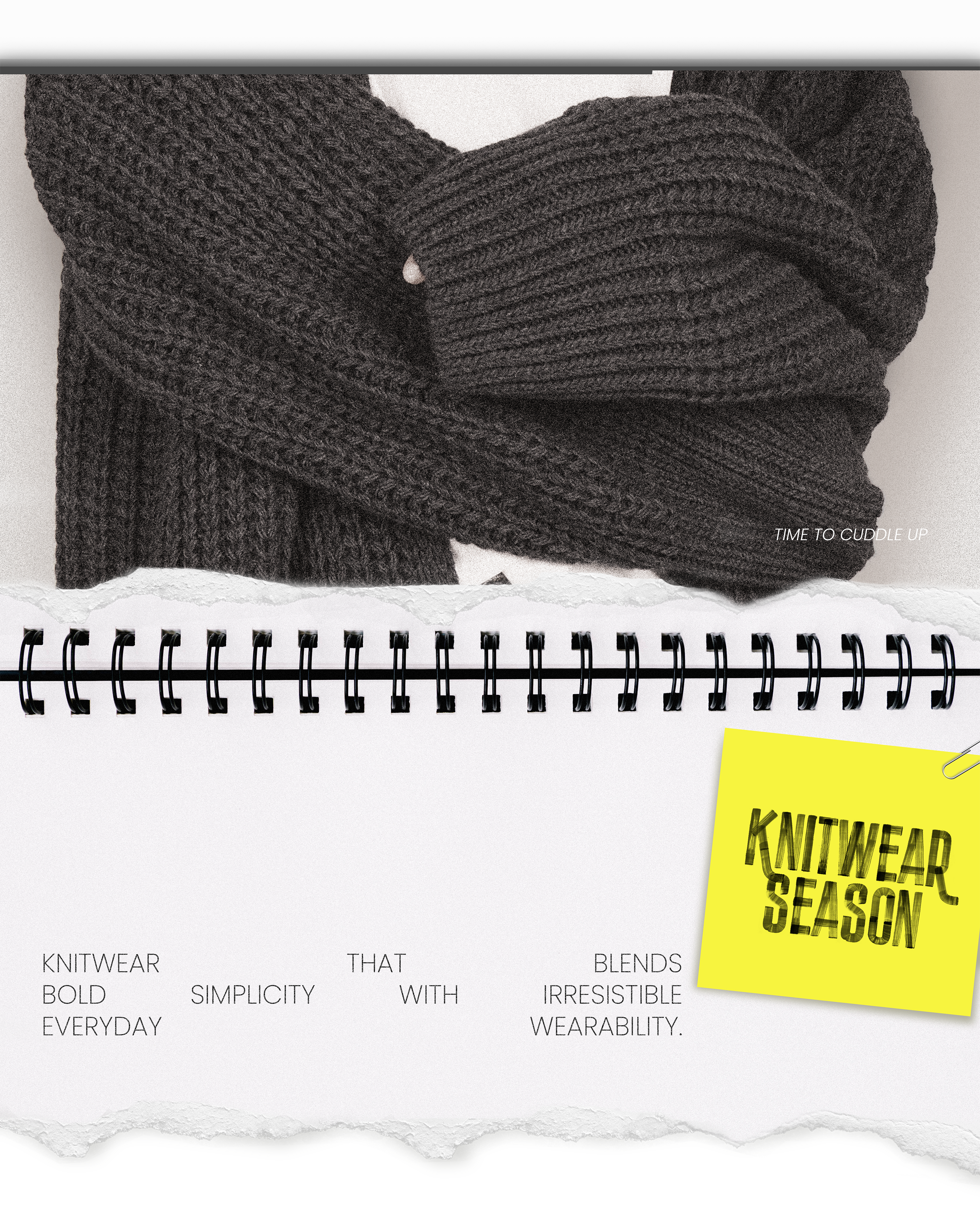 Detailaufnahme eines grob gestrickten, dunklen Pullovers, dessen Ärmel ineinander verschränkt sind; darunter liegt ein aufgeklapptes Notizbuch mit Spiralbindung und zerrissenen Papierkanten. Rechts klebt ein gelber Zettel mit der Aufschrift „KNITWEAR SEASON“.