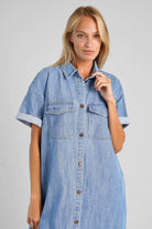 Lässiges TABITA Jeanskleid mit Hemdkragen, durchgehender Knopfleiste und hochgekrempelten Ärmeln, Regular Fit.