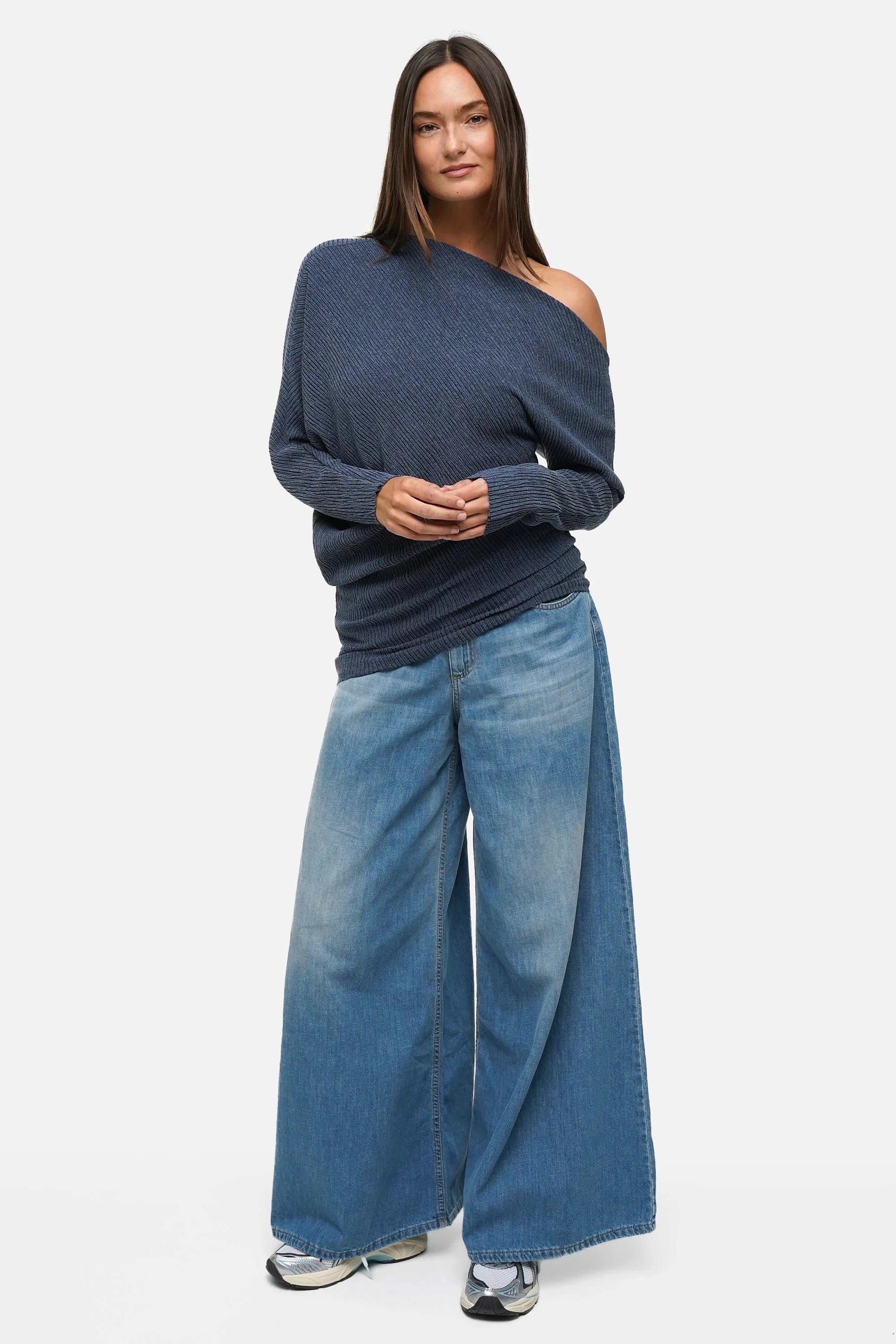 TALIE One-Shoulder Top aus plissiertem Kreppjersey mit asymmetrischem Schnitt und weiten Fledermausärmeln