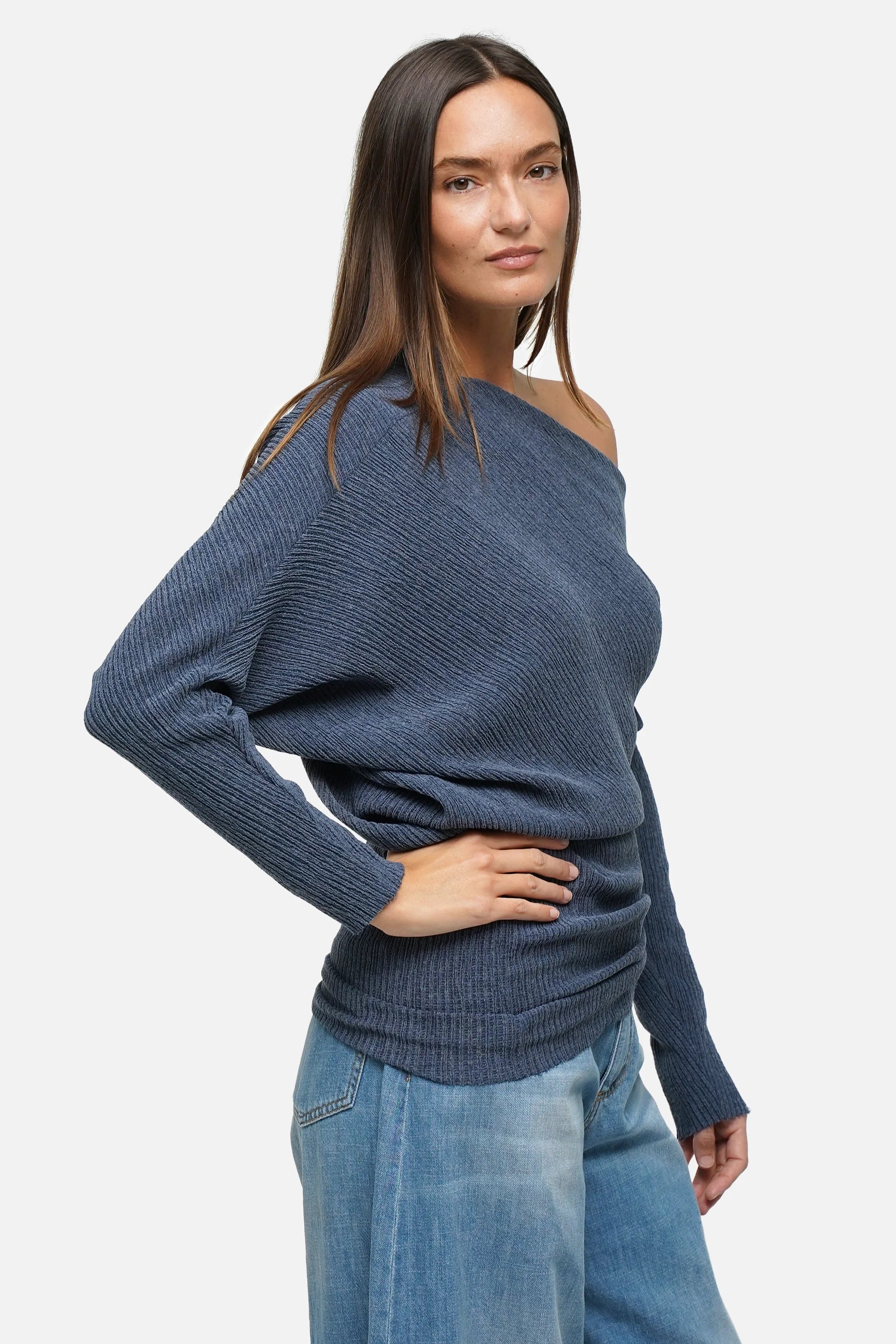 TALIE One-Shoulder Top aus plissiertem Kreppjersey mit asymmetrischem Schnitt und weiten Fledermausärmeln