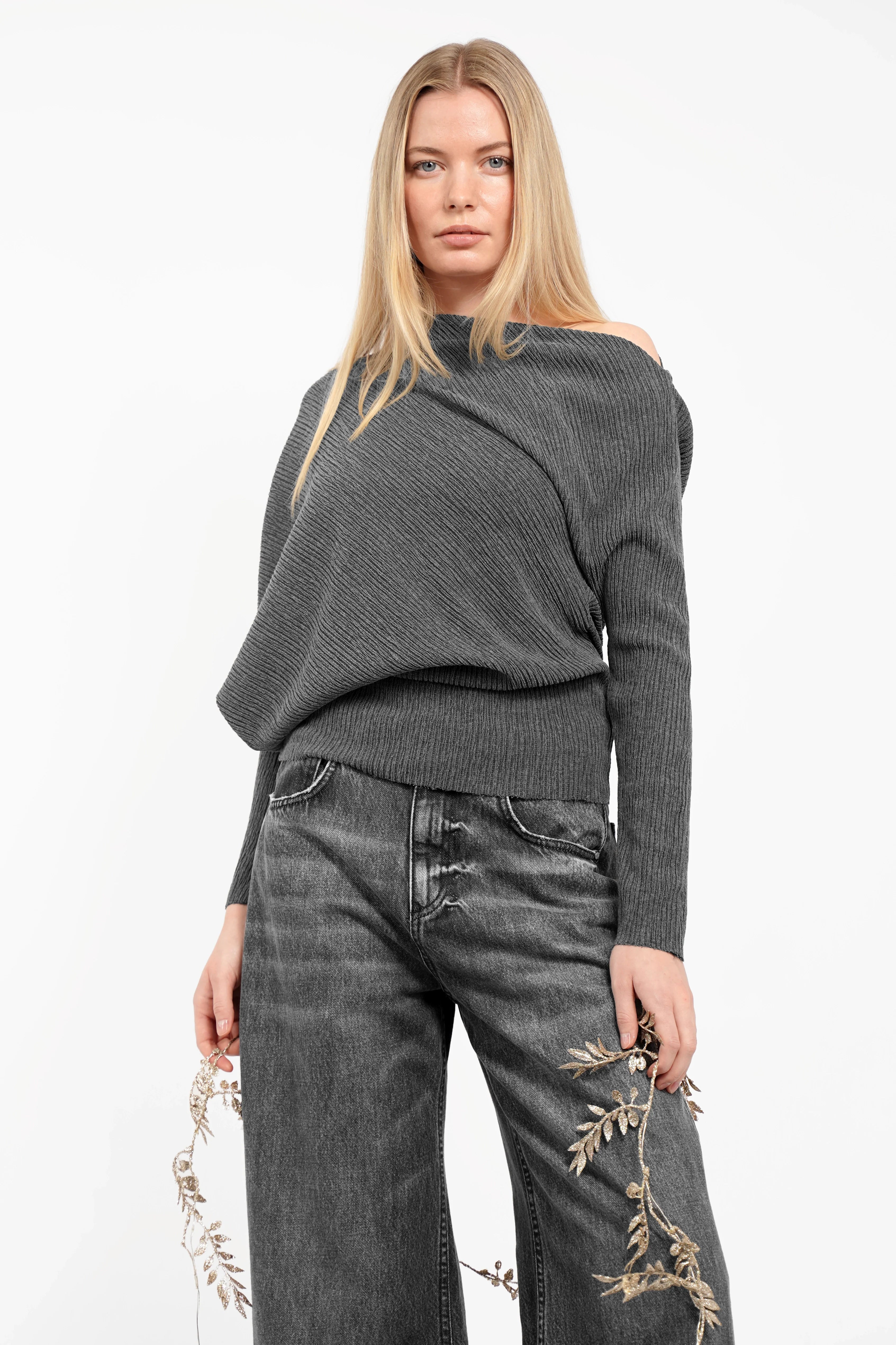 Damen One-Shoulder Top aus plissiertem Kreppjersey mit weitem Fledermausärmel und asymmetrischem Schnitt