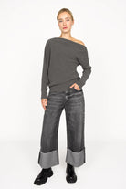 Dunkelgraues One-Shoulder Top aus plissiertem Kreppjersey mit weitem Fledermausärmel und Raw-Cut Saum