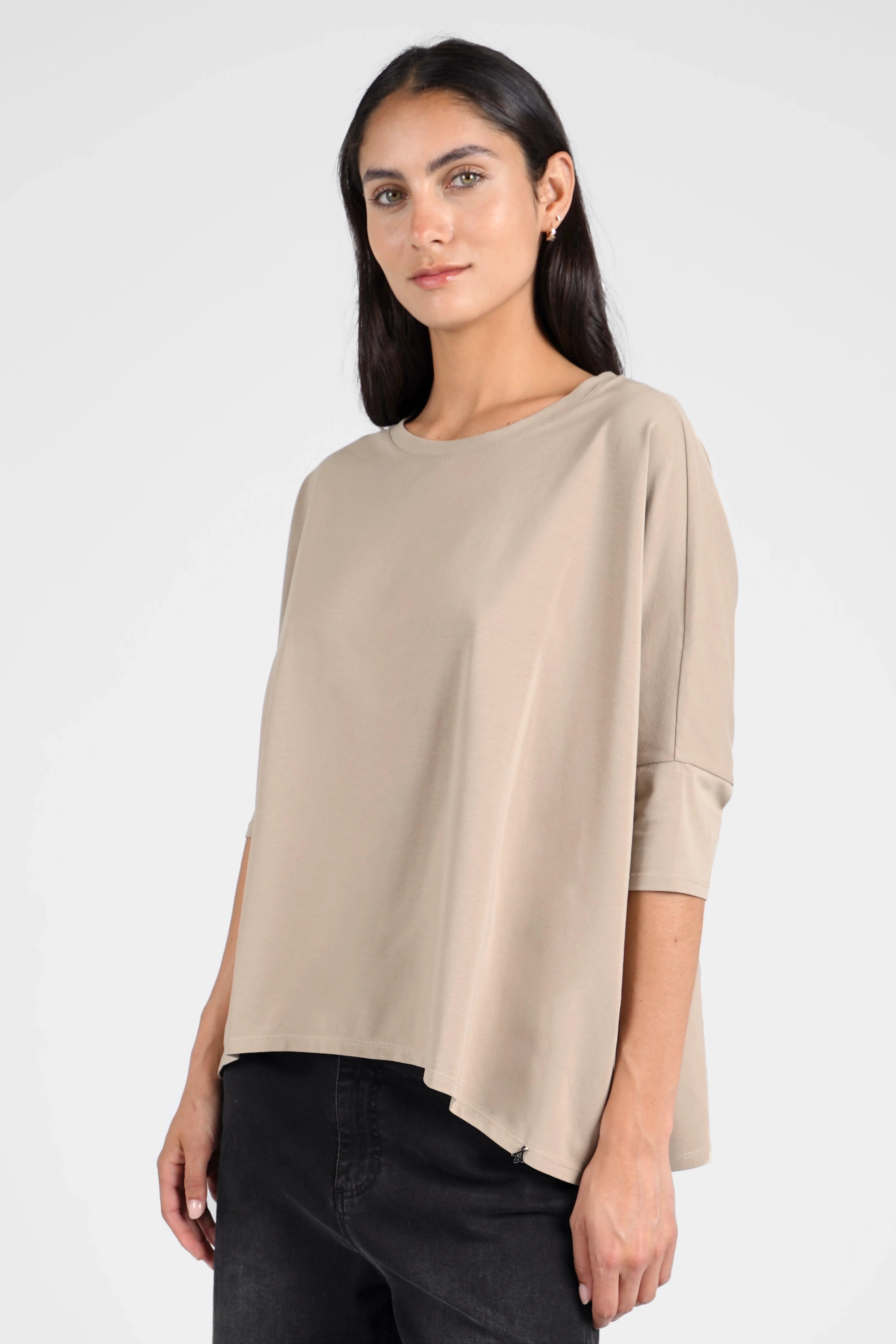 Beiges Blusenshirt in weiter Kastenform mit Rundhals und relaxed Schnitt aus hochwertiger Baumwolle