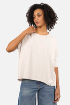 Locker fallendes TAMI.K Blusenshirt aus hochwertiger Baumwolle mit Rundhals und relaxed Schnitt in weiter Kastenform.