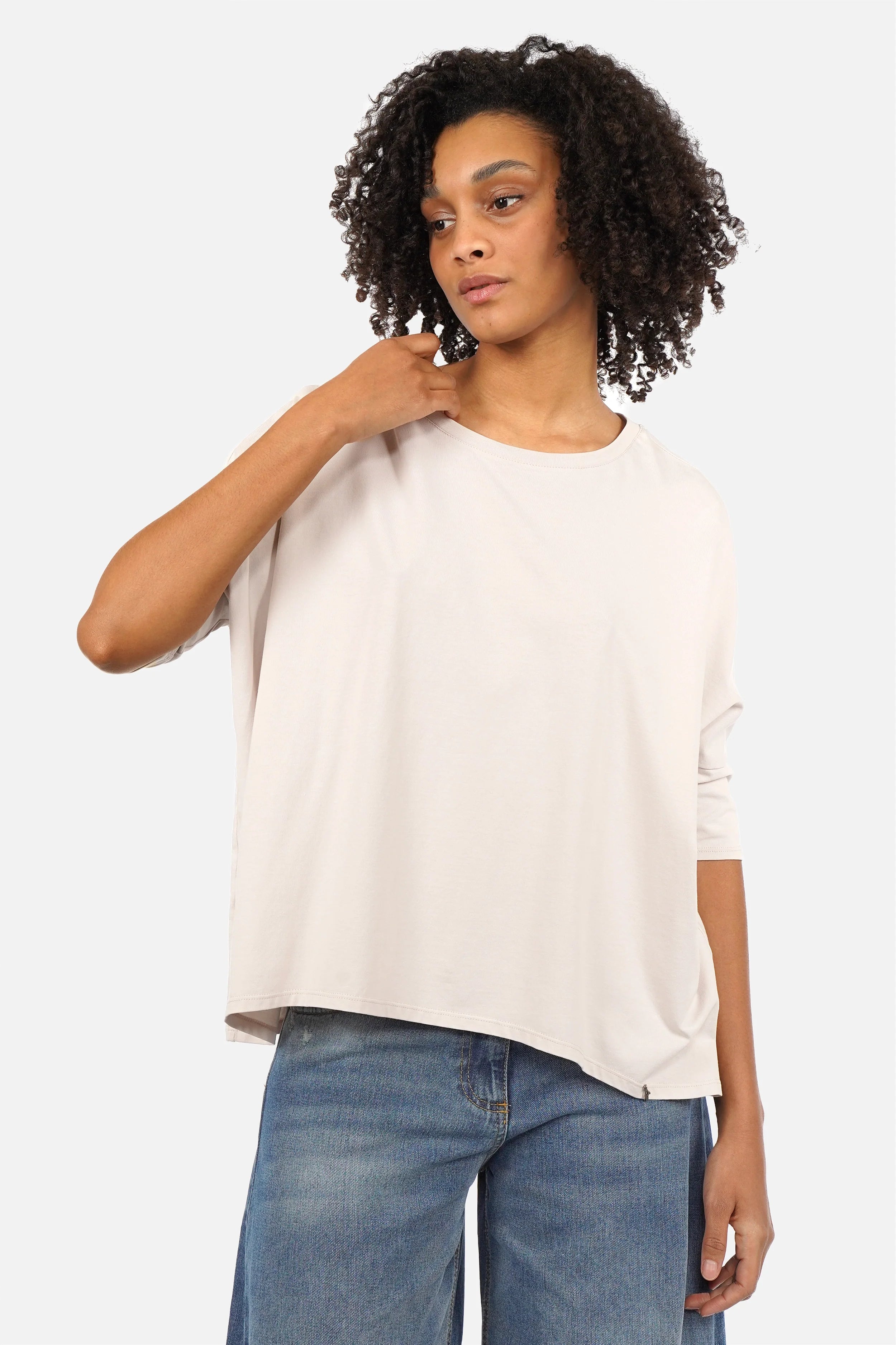 Locker fallendes TAMI.K Blusenshirt aus hochwertiger Baumwolle mit Rundhals und relaxed Schnitt in weiter Kastenform.