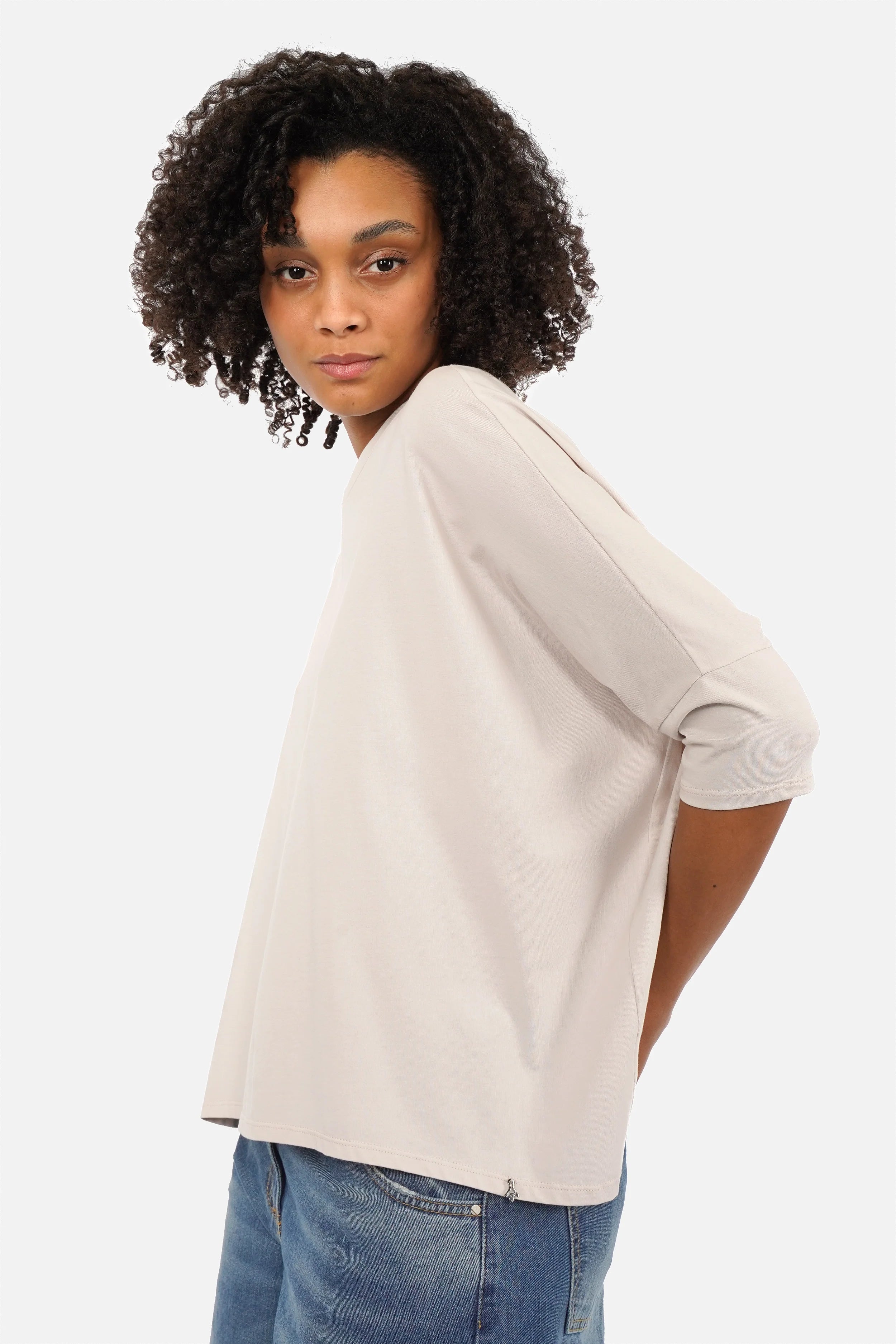 Locker fallendes TAMI.K Blusenshirt aus hochwertiger Baumwolle in Kastenform mit Rundhals und relaxed Schnitt.