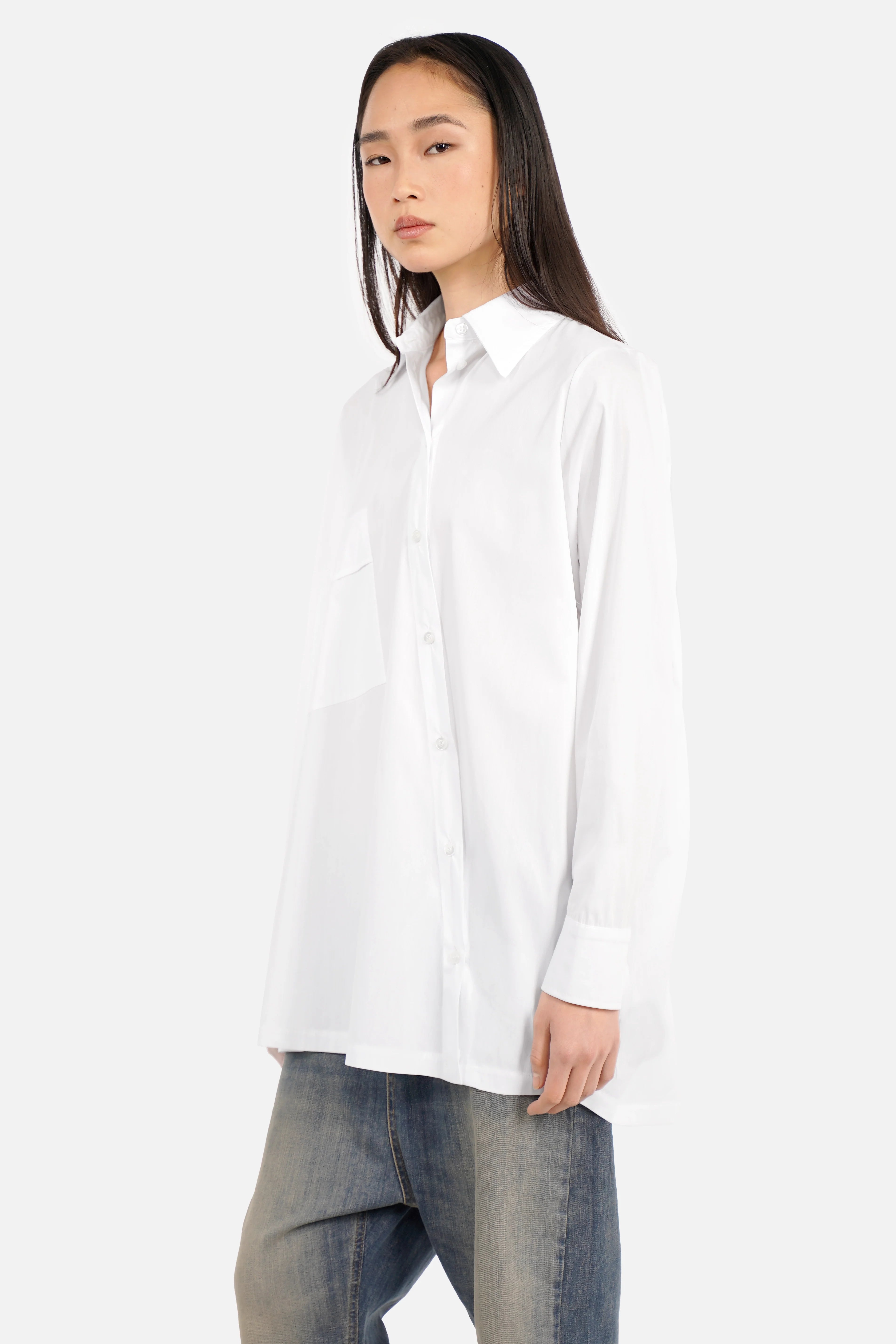 Oversized Hemdbluse aus Baumwoll-Polyamid mit asymmetrischer Knopfleiste und überschnittenen Schultern