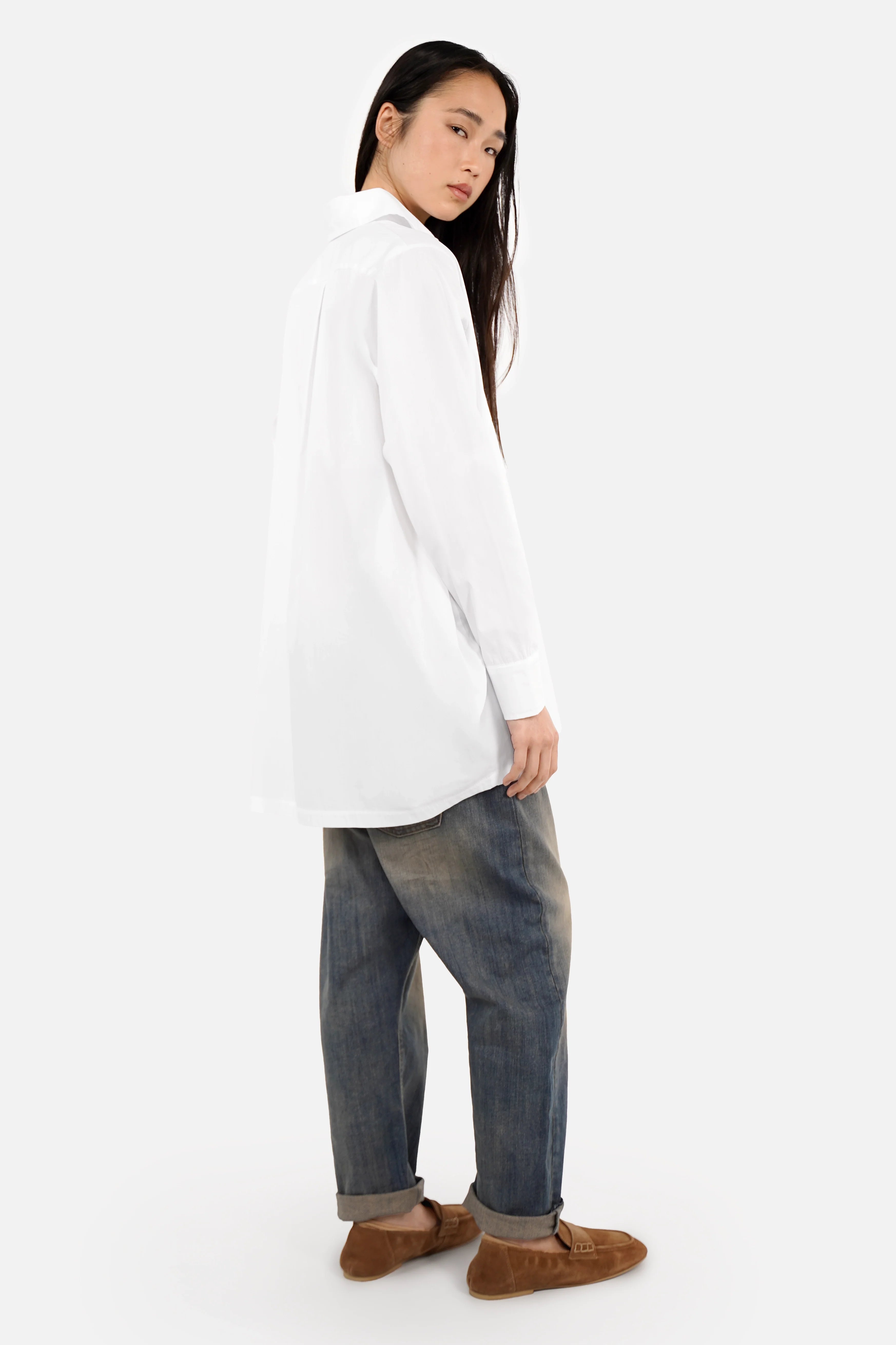 Oversized Hemdbluse mit asymmetrischer Knopfleiste und überschrittenen Schultern aus Baumwoll-Polyamid-Mix