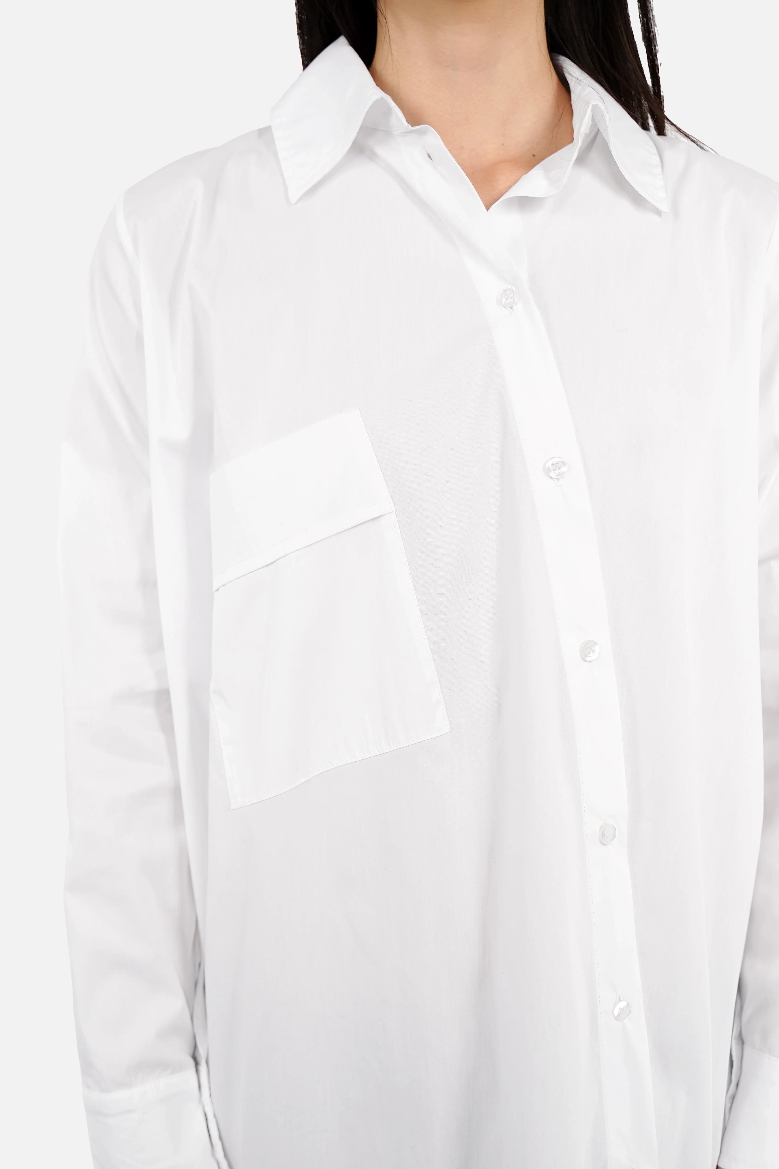 Oversized Hemdbluse aus Baumwoll-Polyamid mit asymmetrischer Knopfleiste und verlängertem Rücken