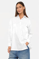 Oversized Hemdbluse aus Baumwoll-Polyamid mit asymmetrischer Knopfleiste und überschnittenen Schultern