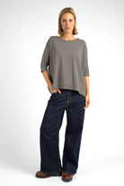 TAMI.K Blusenshirt in weiter Kastenform aus hochwertiger Baumwolle mit Rundhalsausschnitt und relaxed Schnitt in Grau getragen zu dunkler Jeans