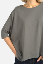 TAMI.K Blusenshirt aus hochwertiger Baumwolle in weiter Kastenform mit Rundhalsausschnitt, relaxed Schnitt und abgerundetem Saum.