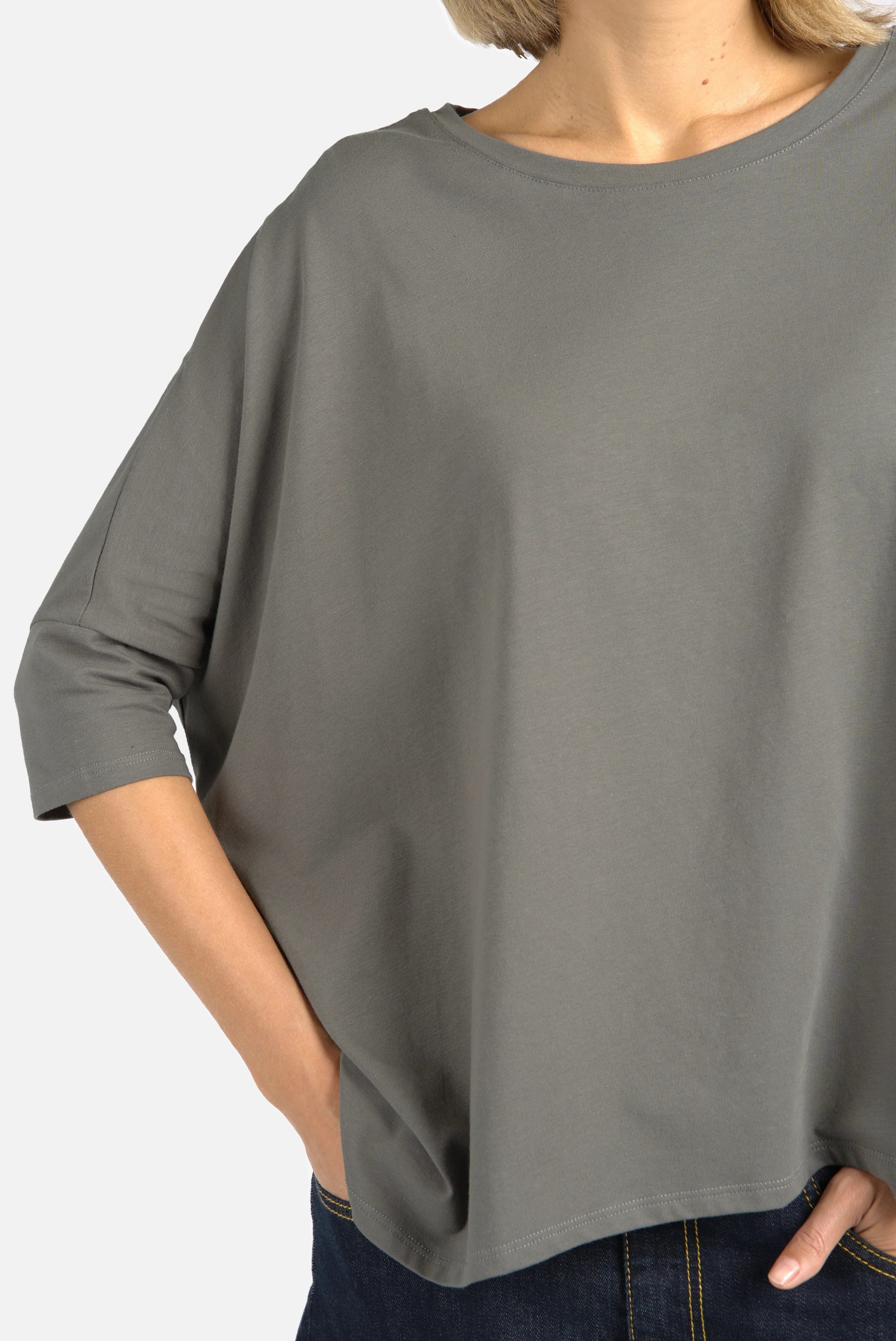 TAMI.K Blusenshirt aus hochwertiger Baumwolle in weiter Kastenform mit Rundhalsausschnitt, relaxed Schnitt und abgerundetem Saum.